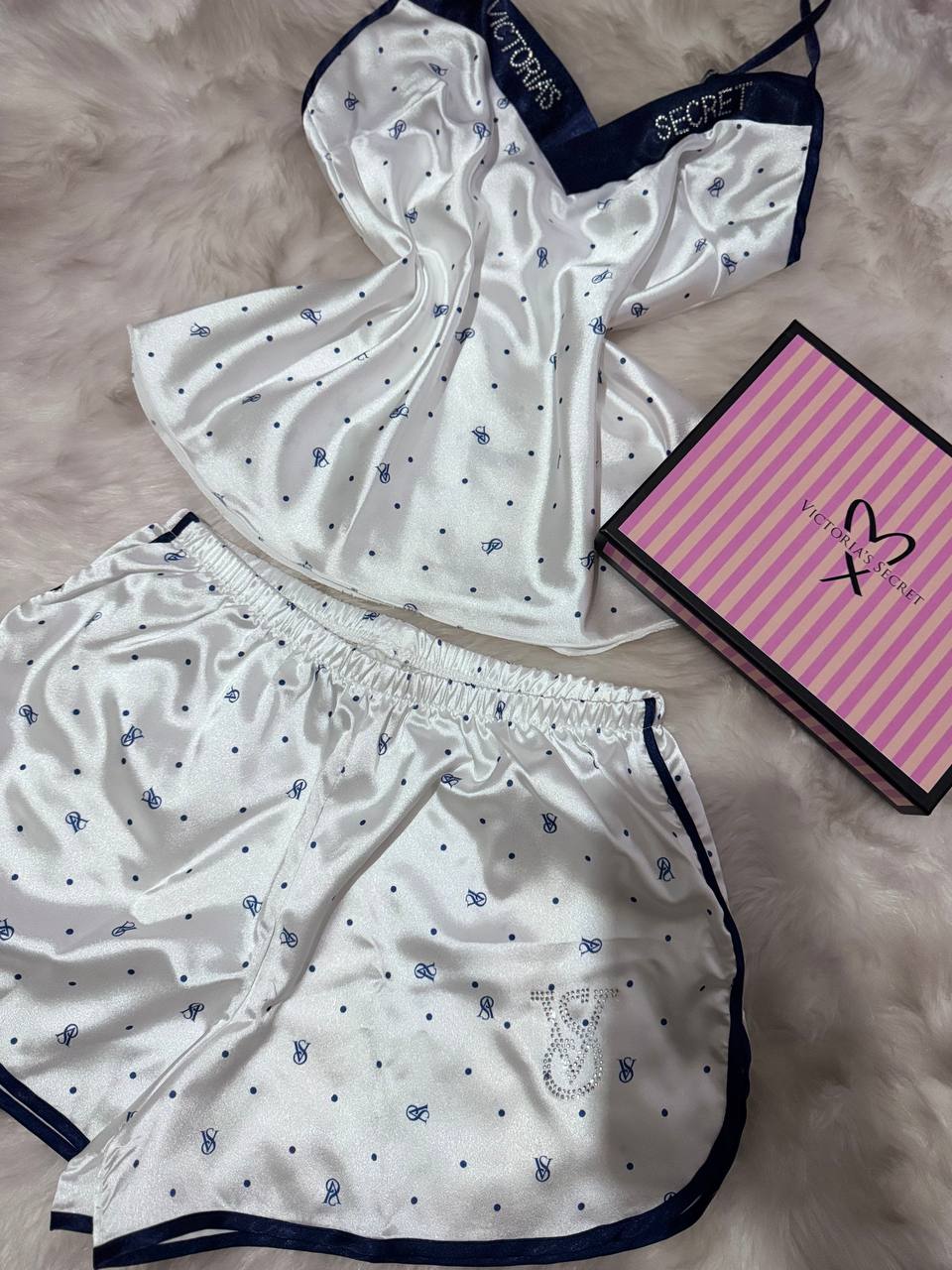 Victoria Secret Beyaz Logolu Saten Askılı Şortlu Takım