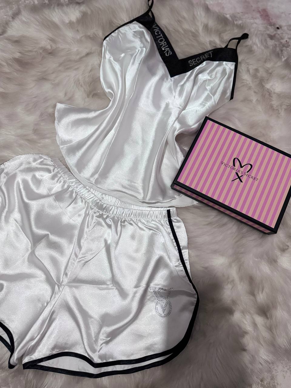 Victoria Secret Beyaz Saten Askılı Şortlu Takım